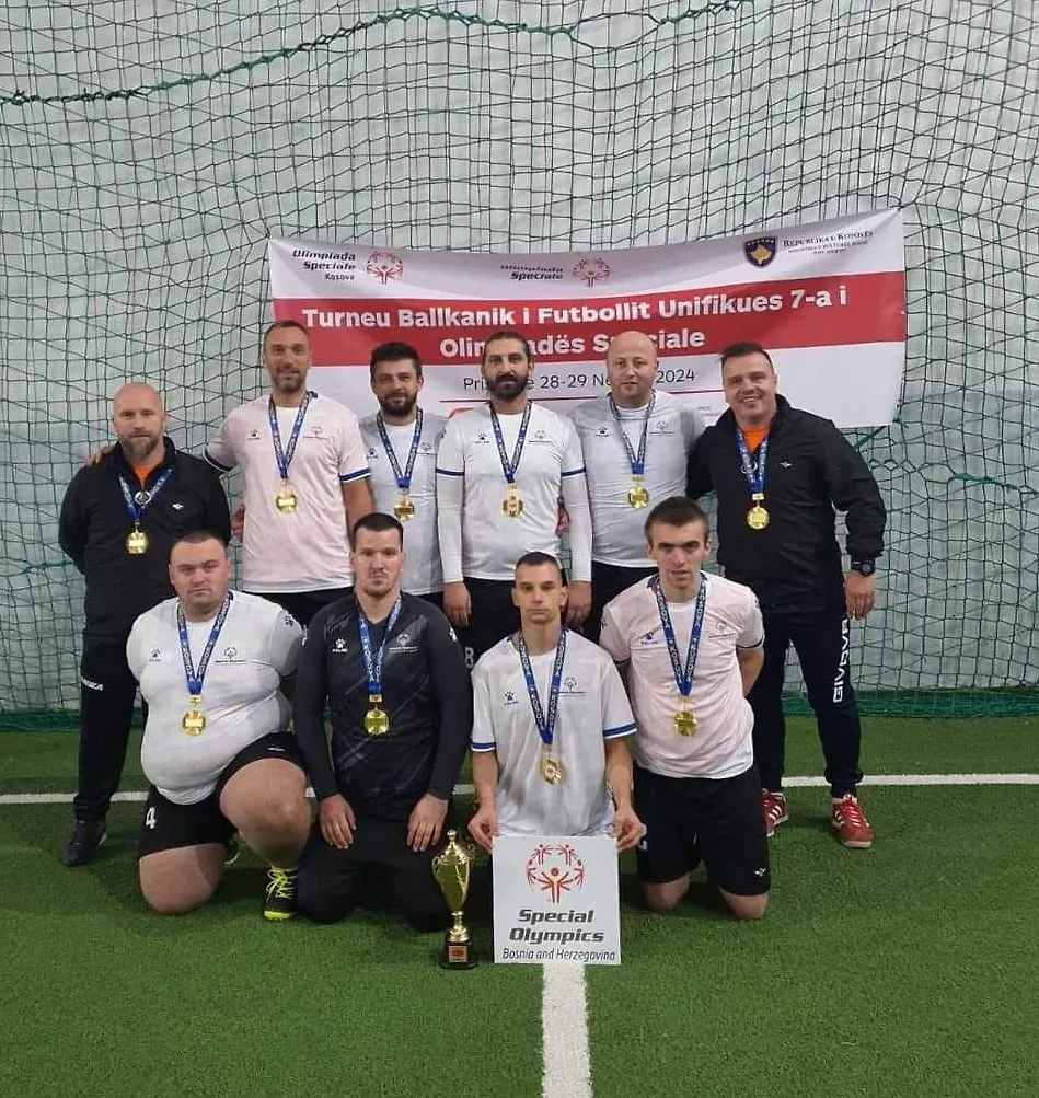 Reprezentacija Specijalne olimpijade BiH osvojila brončanu medalju na inkluzivnom nogometnom turniru Balkana 