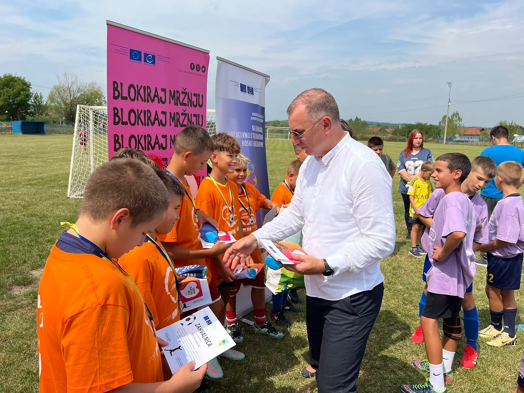 „Jedan tim, jedan cilj“: Djeca kroz fudbal gradila prijateljstva i rušila barijere