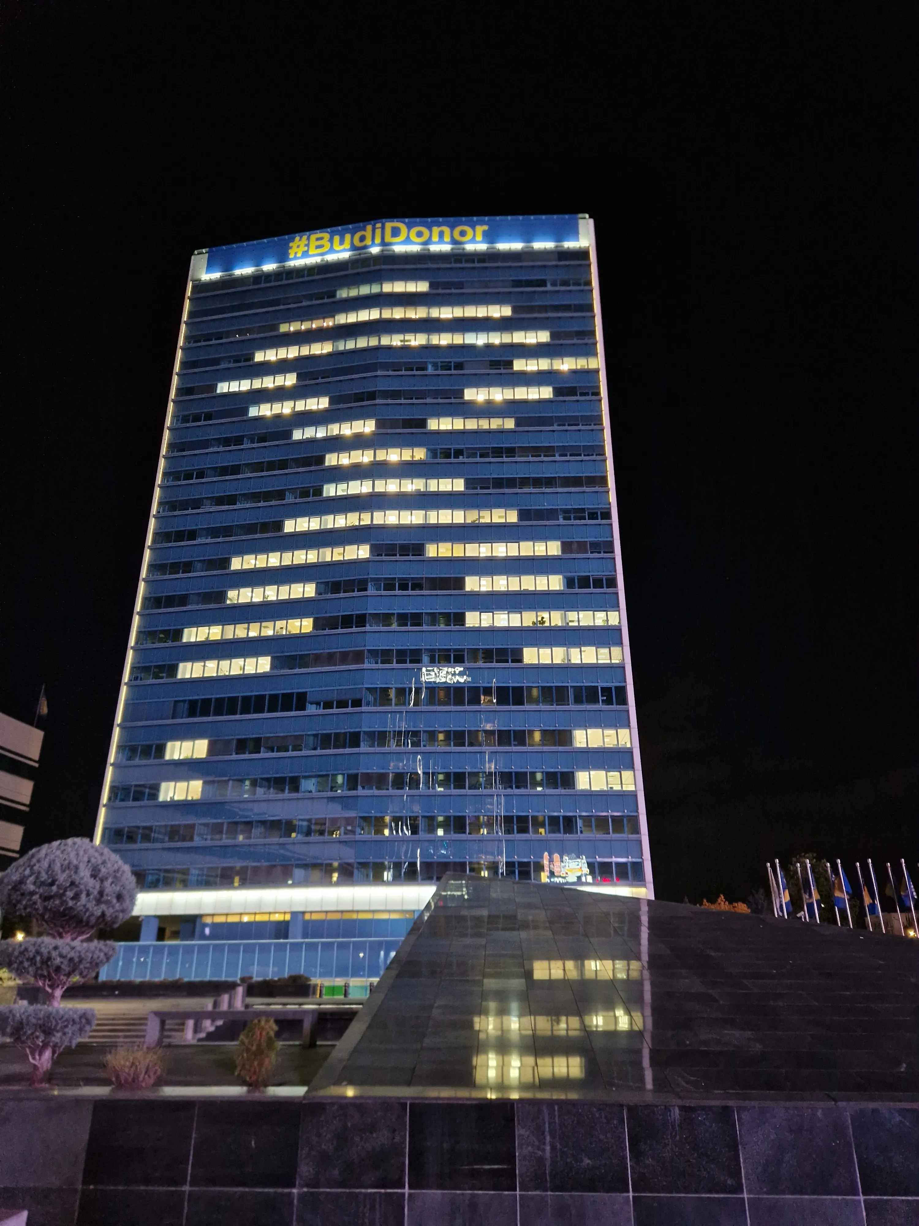 Zgrada prijateljstva između Grčke i Bosne i Hercegovine osvijetljena u obliku mašne uz poruku #BudiDonor