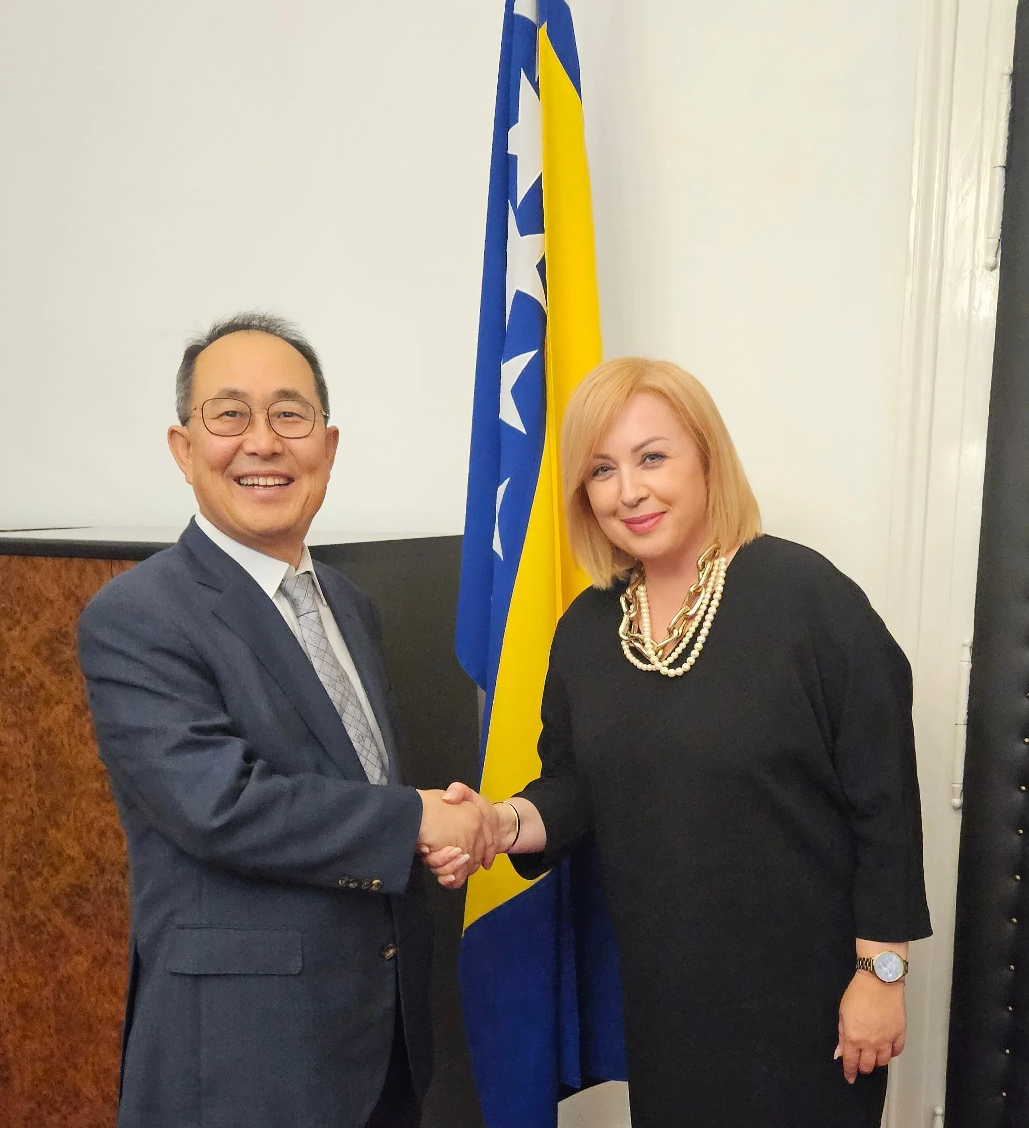 Sastanak zamjenice ministra vanjske trgovine i ekononksih odnosa BiH, gđe Ljiljane Lovrić sa Veleposlanikom Republike Koreje, NJ.E. Hong Sungwook 