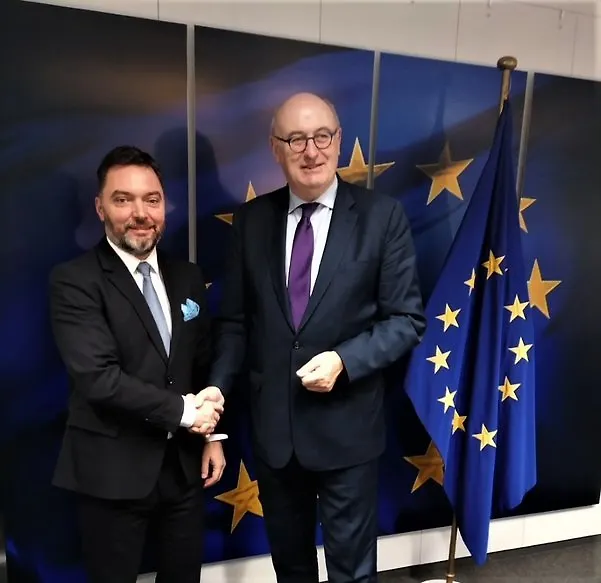 Ministar Košarac u Briselu sa evropskim komesarom Hoganom