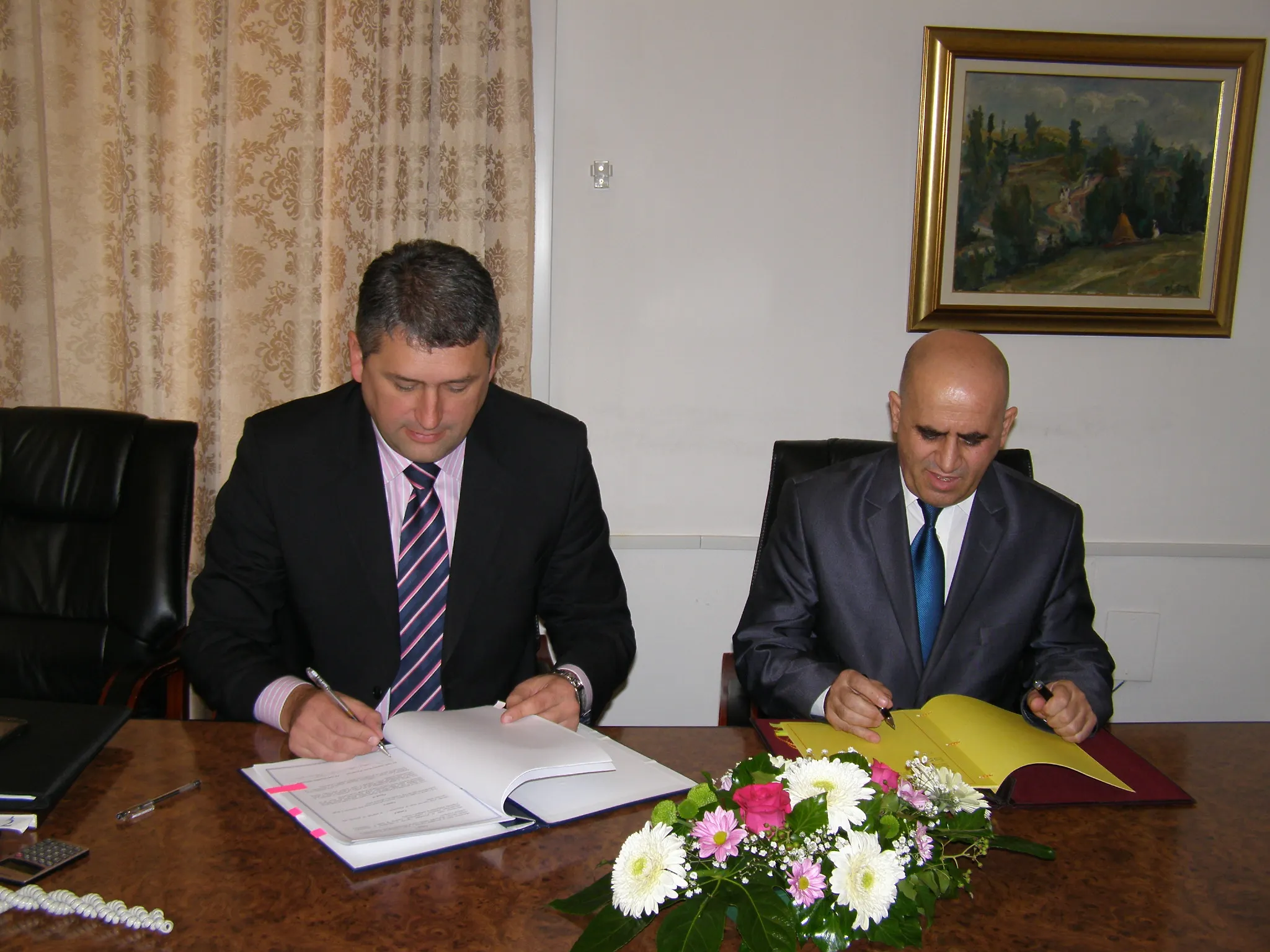 Ministar vanjske trgovine i ekonomskih odnosa Bosne i Hercegovine Mladen Zirojević i ambasador Republike Makedonije u Bosni i Hercegovini, NJ. E. Rami Redžepi, potpisali su    11. januara 2012. godine Ugovor između Vijeća ministara Bosne i Hercegovine i V