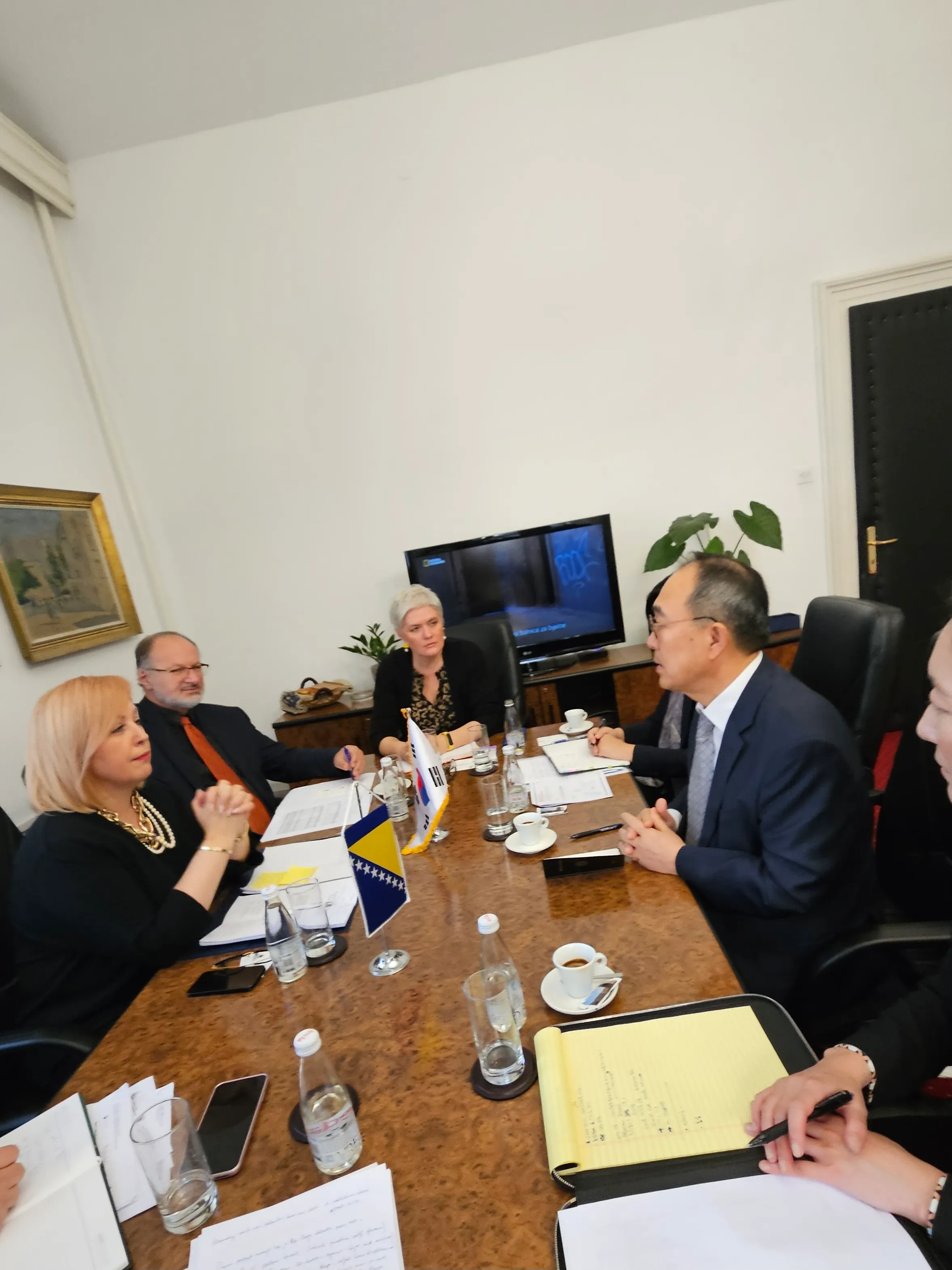 Sastanak zamjenice ministra vanjske trgovine i ekononksih odnosa BiH, gđe Ljiljane Lovrić sa Veleposlanikom Republike Koreje, NJ.E. Hong Sungwook 