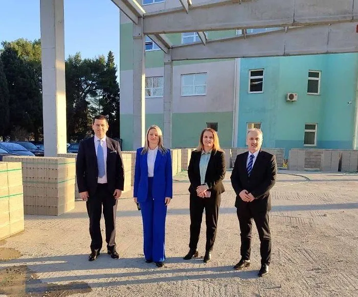 MINISTRI ŠUTA I VELAGIĆ U OBILASKU RADOVA NA IZGRADNJI SPORTSKE DVORANE JU DRUGE GIMNAZIJE MOSTAR