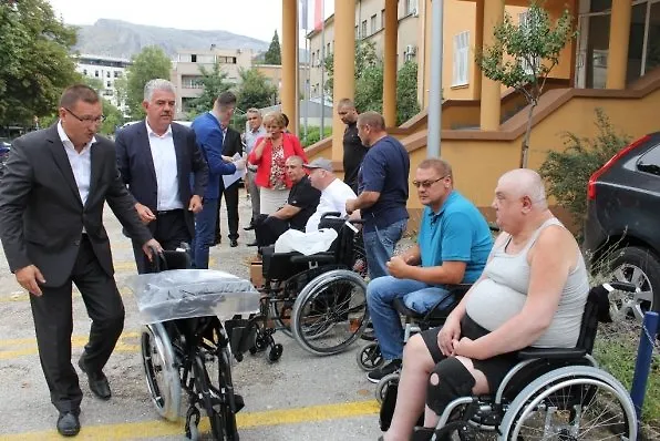 URUČENA INVALIDISKA KOLICA STOPOSTOTNIM RATNIM VOJNIM INVALIDIMA