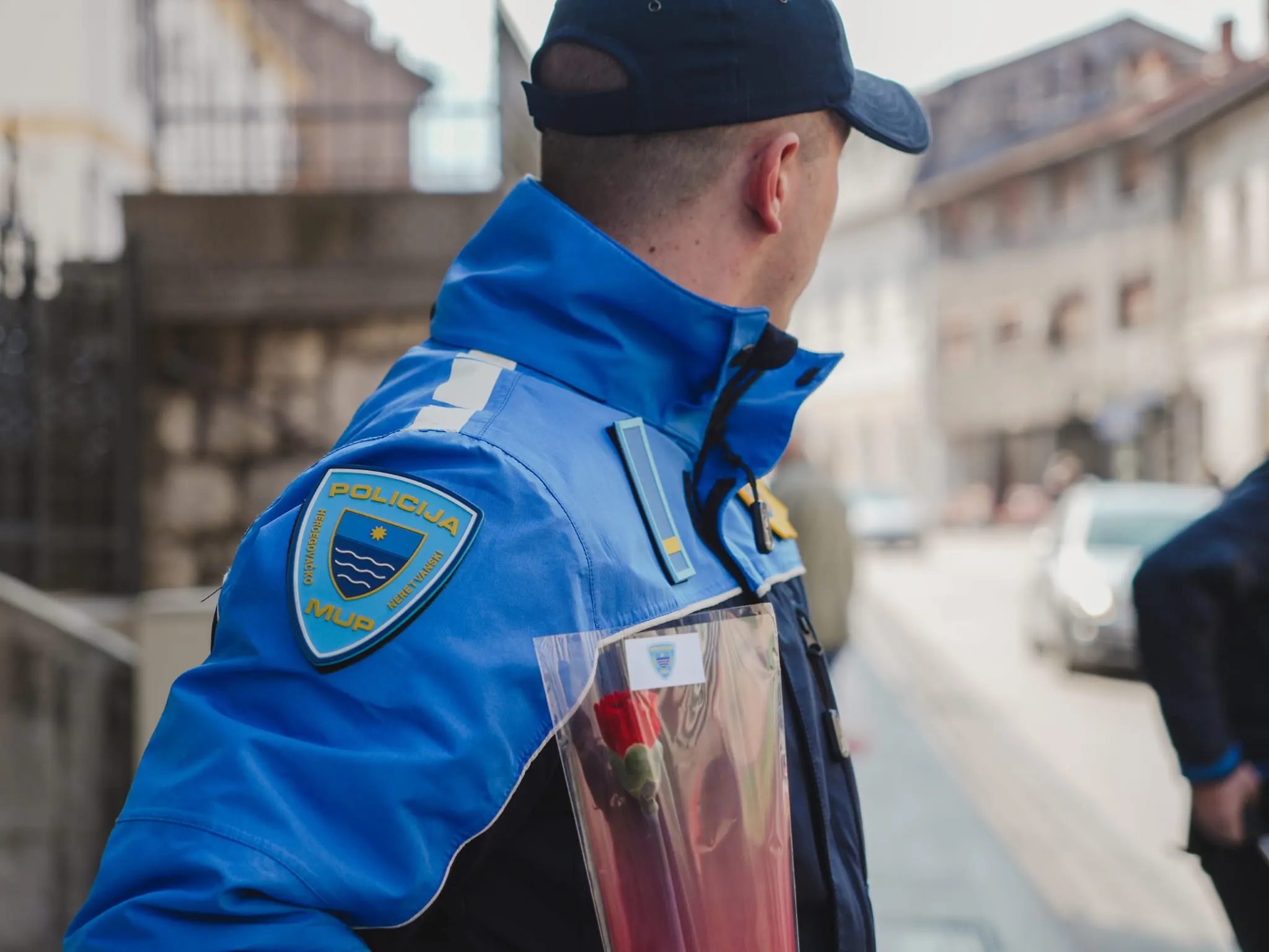 Policijski službenici povodom Dana žena darivali učesnice u saobraćaju