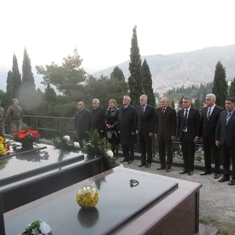 Polaganje cvijeća na grob Joze Leutara