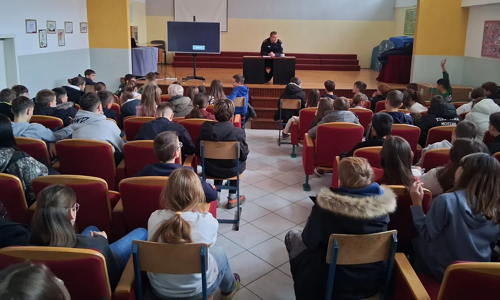 Akcija "Mirni blagdani": Policijski službenici održali edukativna predavanja o opasnostima pirotehničkih sredstava