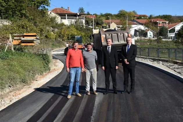 Ministar Bevanda i načelnik Radišić obišli radove na saobraćajnoj infrastrukturi u Čerinu