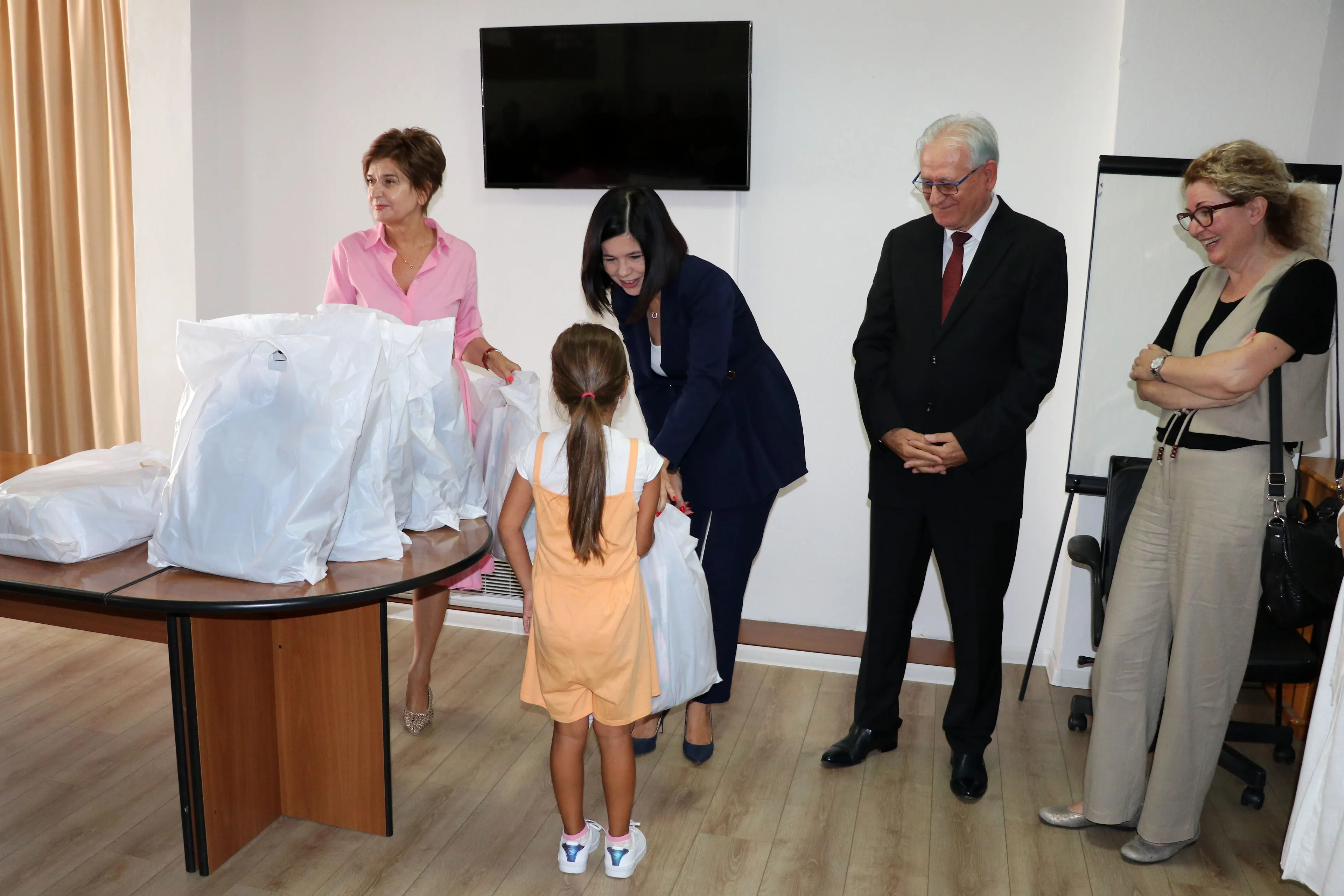 Влада даровала школске торбе и прибор за ученике социјално угрожених породица