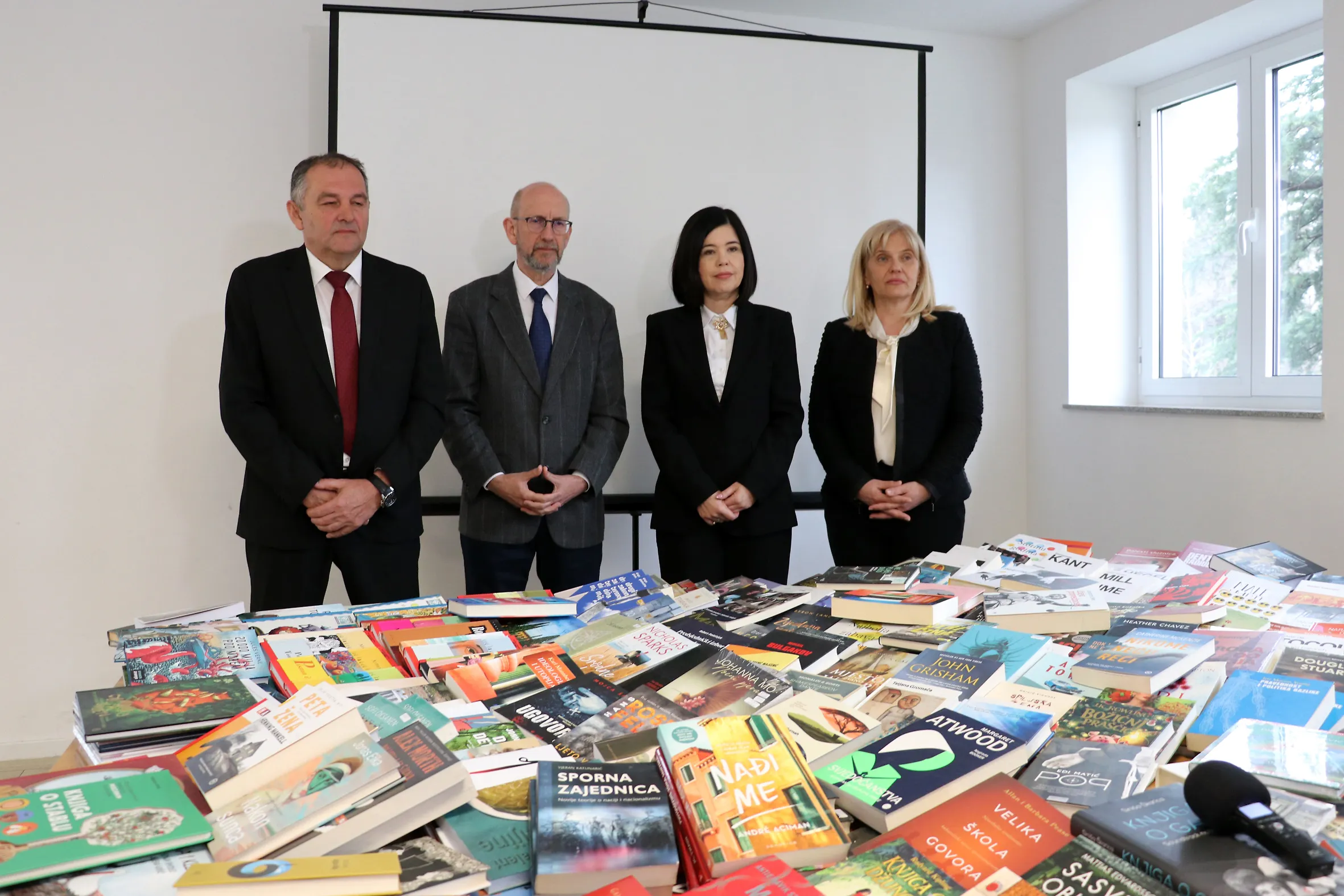 Hrvatska zajednica općina darovala 500 knjiga Narodnoj knjižnici HNK-a