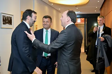 Галерија 8