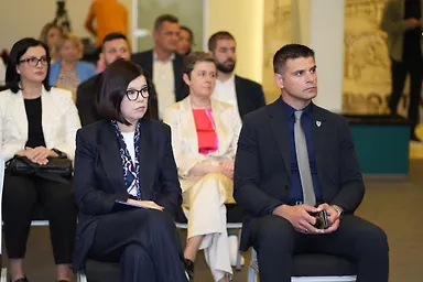 Галерија 8
