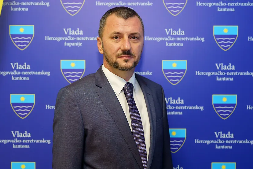 Биографија